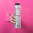 Cargar imagen en el visor de la galería, Mano sujetando champu para pelo largo FULL ENERGY SHAMPOO saliendo de una cartulina rosa rota