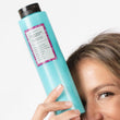 Cargar imagen en el visor de la galería, Cara de una chica escondida detrás de botella de COLOR BREEZE SHAMPOO