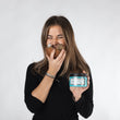 Cargar imagen en el visor de la galería, Chica con pelo sin encrespamiento mordiendo un coco natural y sujetando A MUST COCO MASK