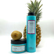 Cargar imagen en el visor de la galería, Kit DREAM IN COLOR compuesto por champu COLOR BREEZE SHAMPOO para proteger el color y mascarilla reestructurante THE GLAM MASK con un kiwi encima y una piña detrás