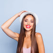 Cargar imagen en el visor de la galería, Chica morena con pelo liso y pelo largo con labios pintados sujetando un gorro