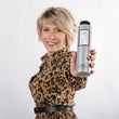 Cargar imagen en el visor de la galería, Chica sonriendo con pelo rubio platino corto sujetando champu COOL BLONDE SHAMPOO