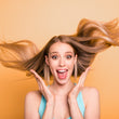 Cargar imagen en el visor de la galería, Chica rubia con pelo largo y liso moviéndoselo en el aire y ella con cara de sorprendida