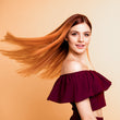 Cargar imagen en el visor de la galería, Chica con el pelo teñido de naranja, largo y liso con el pelo en movimiento y mirando a cámara