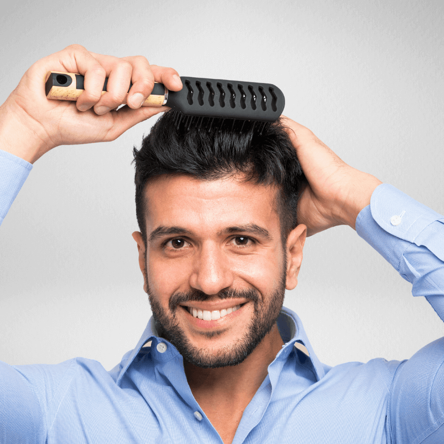 Hombre con pelo fuerte, sano y abundante, tratamiento anticaida