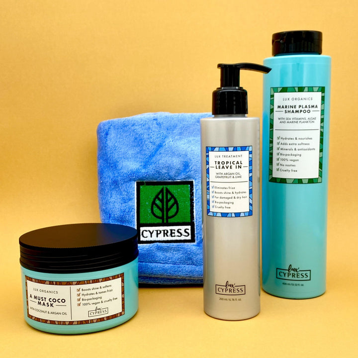 Kit PERFECT CURLS para cabellos rizados natural que consiste en mascarilla nutritiva A MUST COCO MASK, tratamiento sin aclarado TROPICAL LEAVE IN y champu sin sulfatos MARINE PLASMA SHAMPOO con una toalla turbante azul con logo Cypress