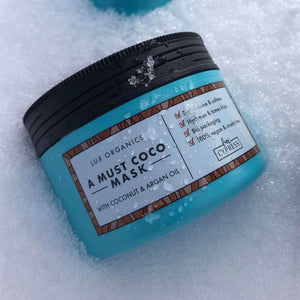 Mascarilla de coco natural y fresca A Must Coco Mask en la nieve con gotas de agua y nieve